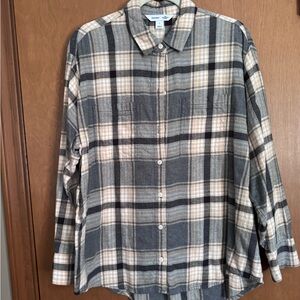 Old Navy Plaid Women’s Shirt - The Boyfriend Fit. Gray and Cream size L